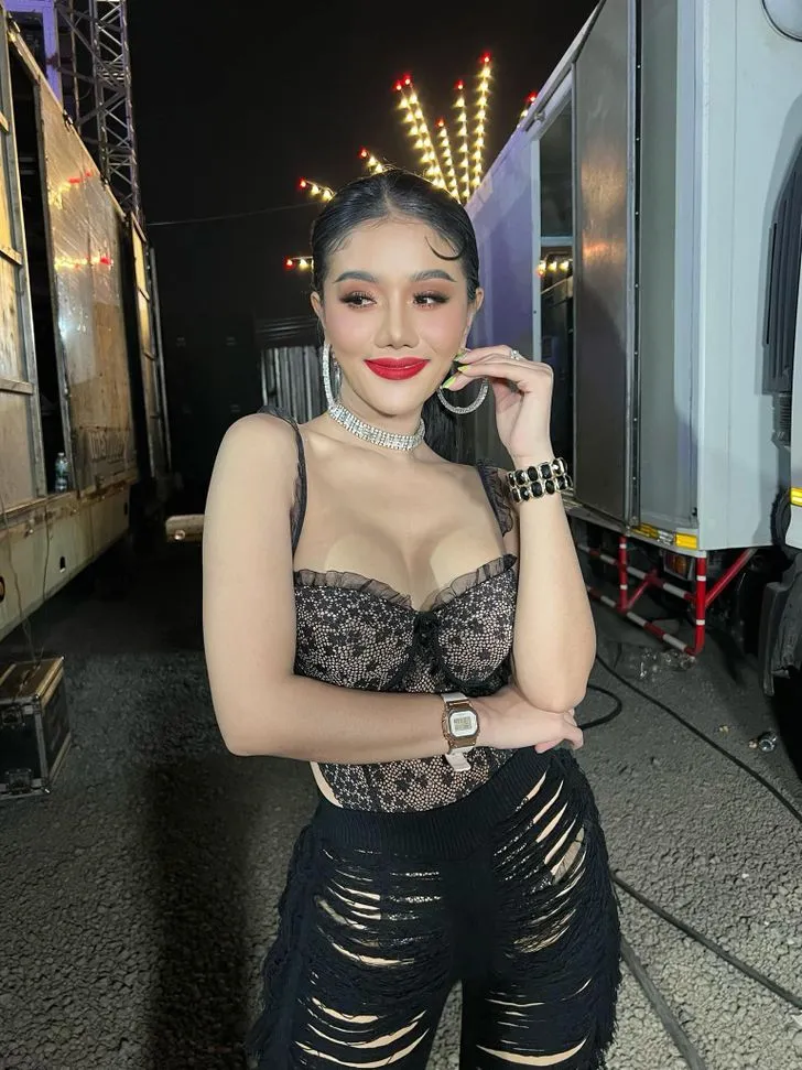 เปิดประวัติ แพรวพราว แสงทอง หมอลำสาว แม่ลูกสองหุ่นแซ่บ 31