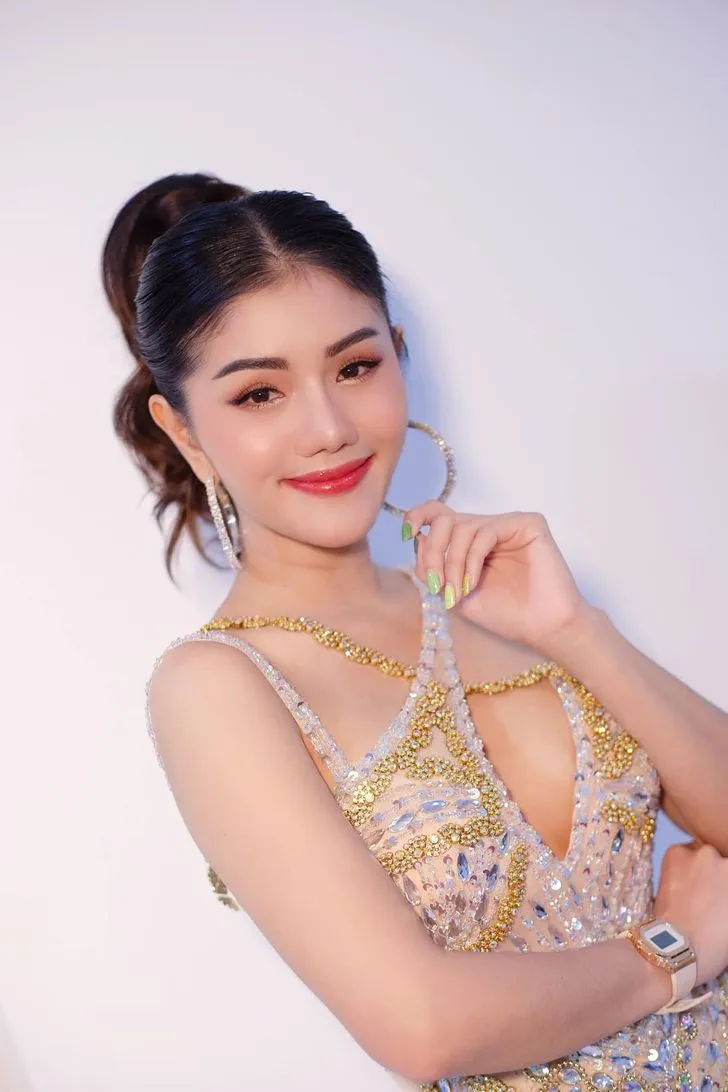 เปิดประวัติ แพรวพราว แสงทอง หมอลำสาว แม่ลูกสองหุ่นแซ่บ 32
