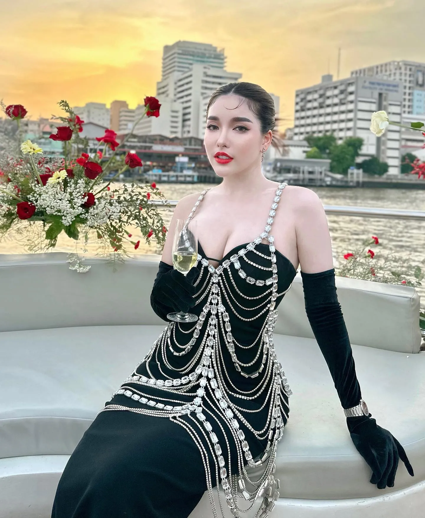 ใบเฟิร์น พริตตี้สาวสวยเซ็กซี่ขยี้ใจชายละลายตามๆ กัน 17