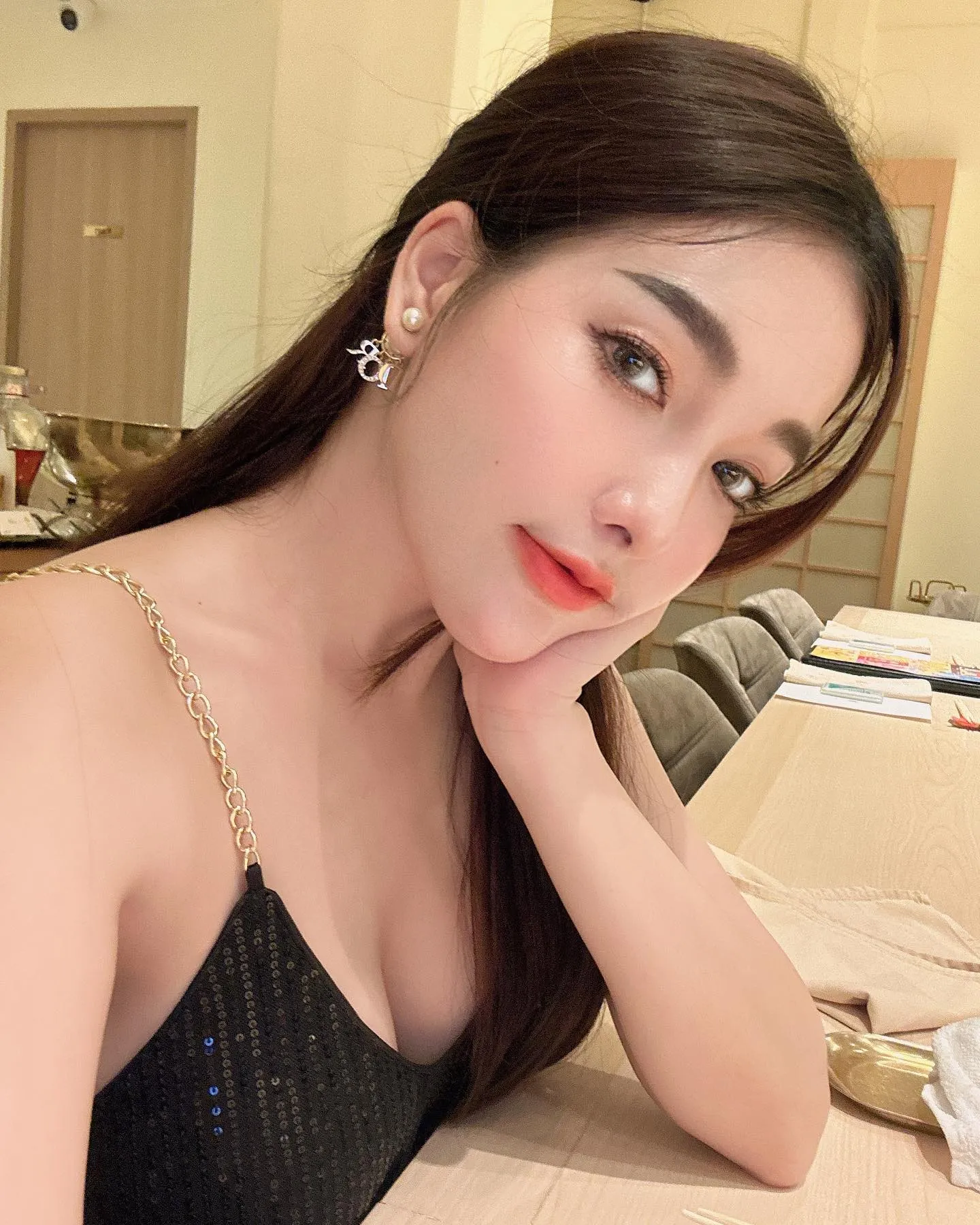 ใบเฟิร์น พริตตี้สาวสวยเซ็กซี่ขยี้ใจชายละลายตามๆ กัน 18