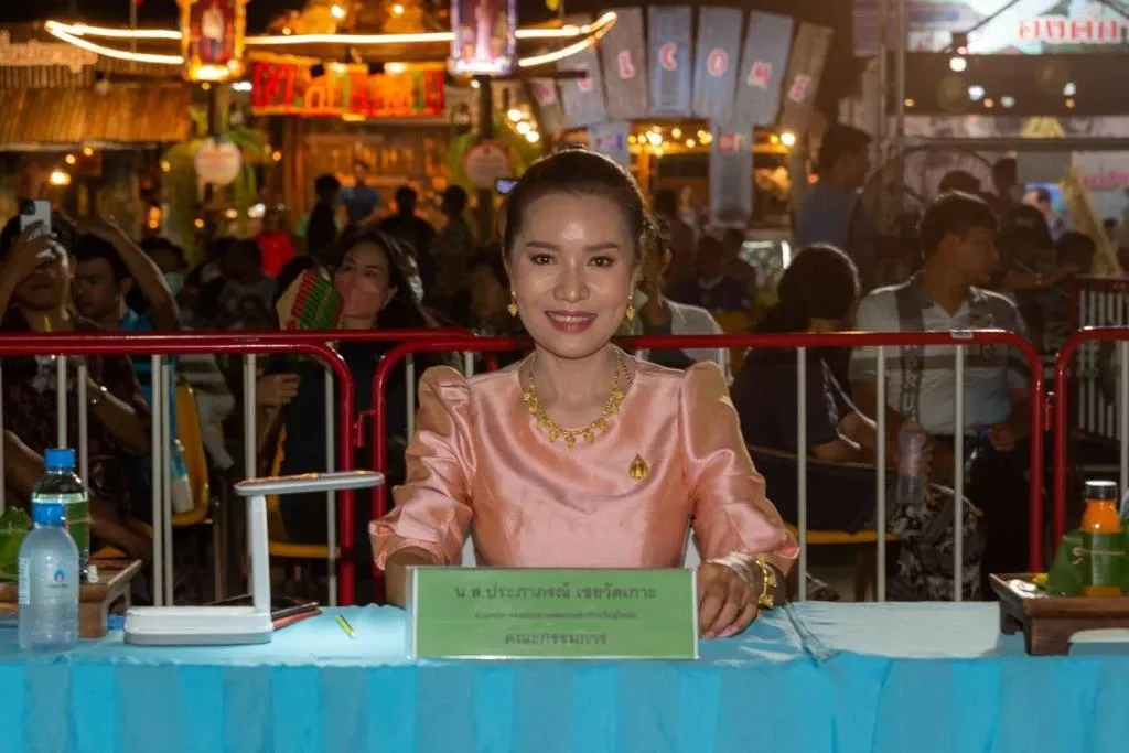 มาดาม เปิ้ล ผู้สมัคร ส.ส.ปชป สุโขทัย เขาคือ ใคร ? 33