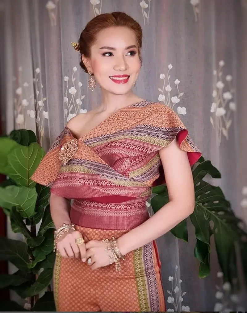 มาดาม เปิ้ล ผู้สมัคร ส.ส.ปชป สุโขทัย เขาคือ ใคร ? 35