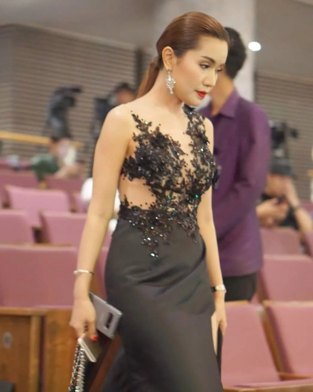 มาดาม เปิ้ล ผู้สมัคร ส.ส.ปชป สุโขทัย เขาคือ ใคร ? 23