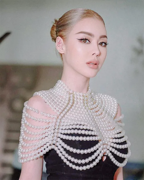 ไอซ์ ปรีชญา ดาราสาวสวยที่กำลังเป็นกระแสในขณะนี้ ‘เมร่อน’ 34
