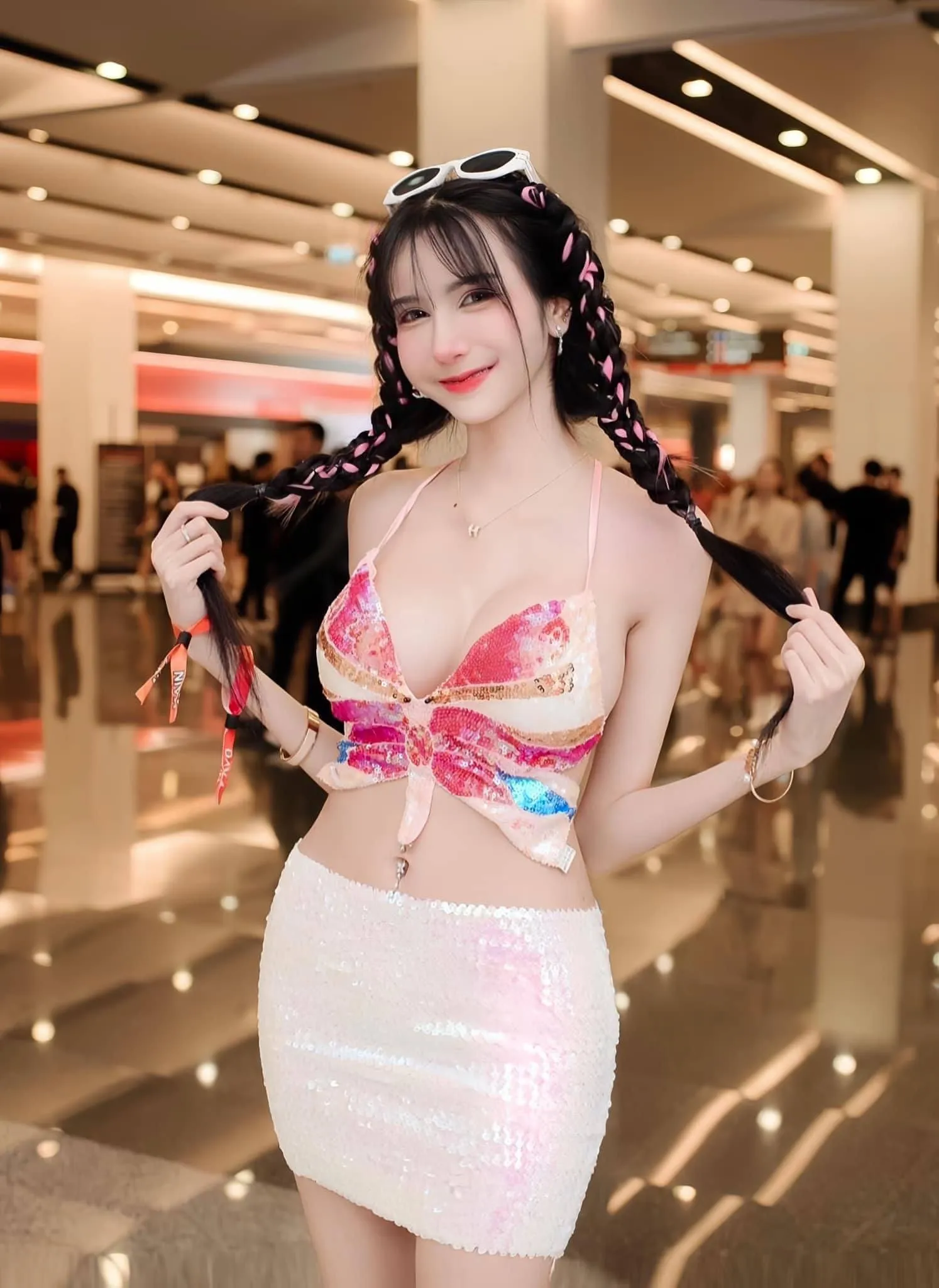 สมายหยี๋ ขาว สวย หมวย เซ็กซี่ ตัวตึงนางแบบรอยสักเต็มหลัง 35