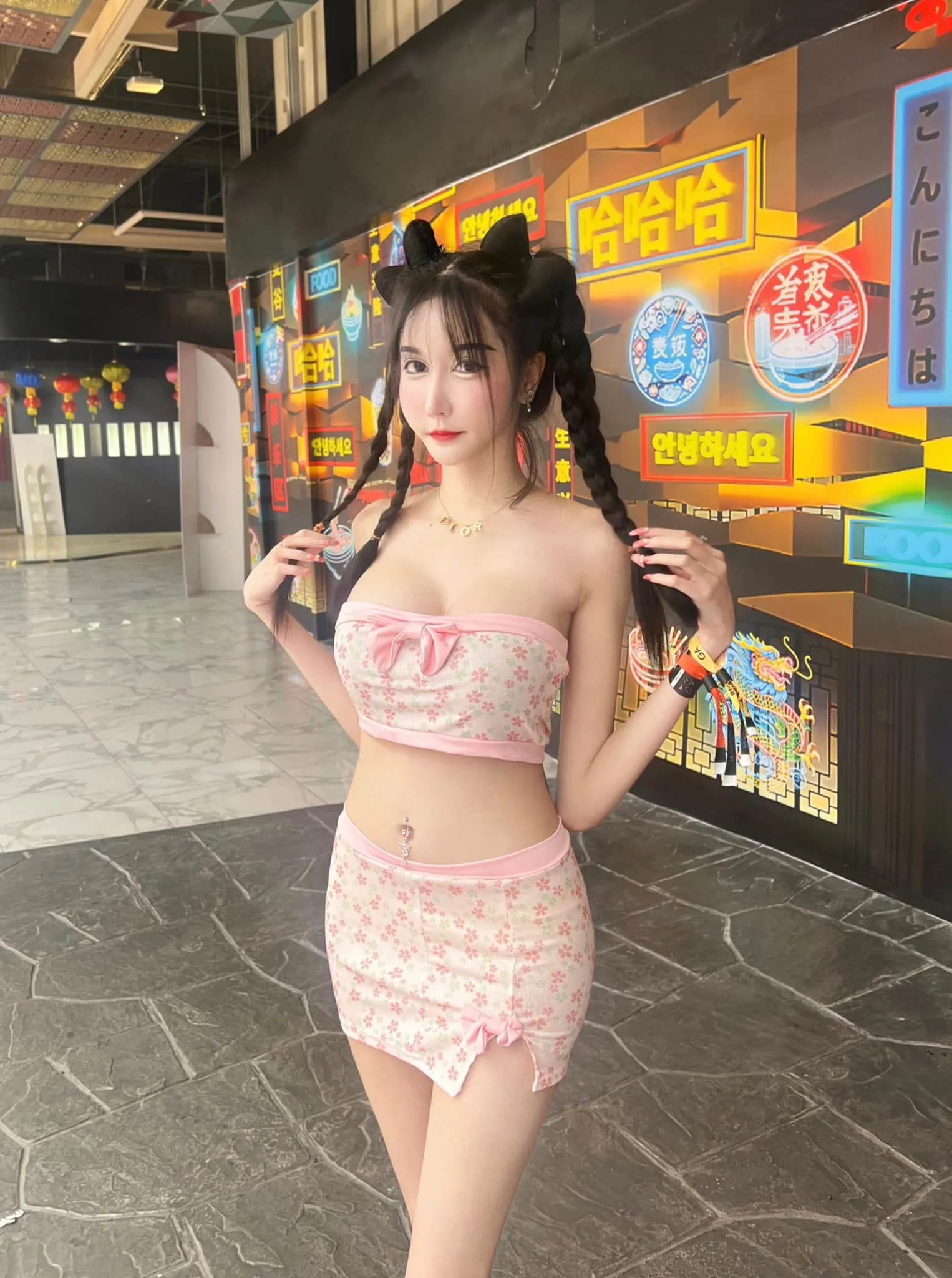 สมายหยี๋ ขาว สวย หมวย เซ็กซี่ ตัวตึงนางแบบรอยสักเต็มหลัง 38