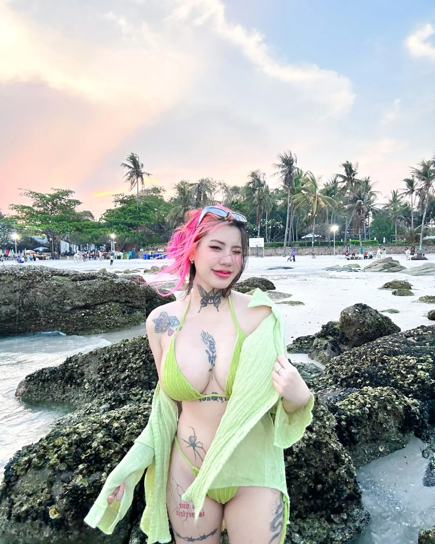 ไอริน โลกสีชมพู สาวสวยเน็ตไอดอลดาวยั่วสุดแซ่บมาแรงสาวลายสัก 18+ 11